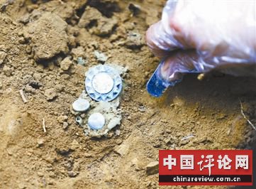 现场发掘出的帽徽 供图/龙越慈善基金会