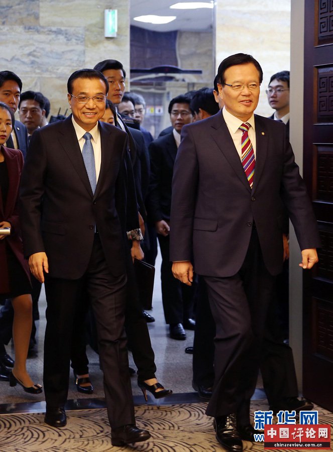 11月1日，国务院总理李克强在首尔国会议事堂会见韩国国会议长郑义和。 新华社记者 刘卫兵 摄