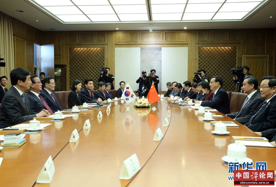 11月1日，国务院总理李克强在首尔国会议事堂会见韩国国会议长郑义和。 新华社记者 刘卫兵 摄
