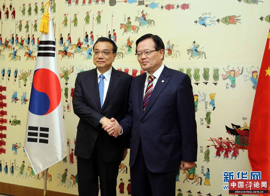 11月1日，国务院总理李克强在首尔国会议事堂会见韩国国会议长郑义和。 新华社记者 刘卫兵 摄