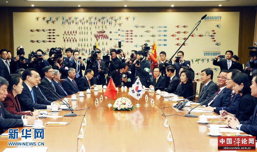 11月1日，国务院总理李克强在首尔国会议事堂会见韩国国会议长郑义和。 新华社记者 姚大伟 摄
