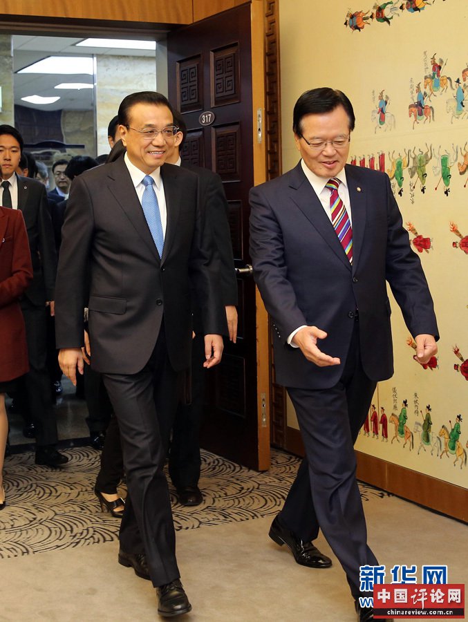 11月1日，国务院总理李克强在首尔国会议事堂会见韩国国会议长郑义和。 新华社记者 刘卫兵 摄