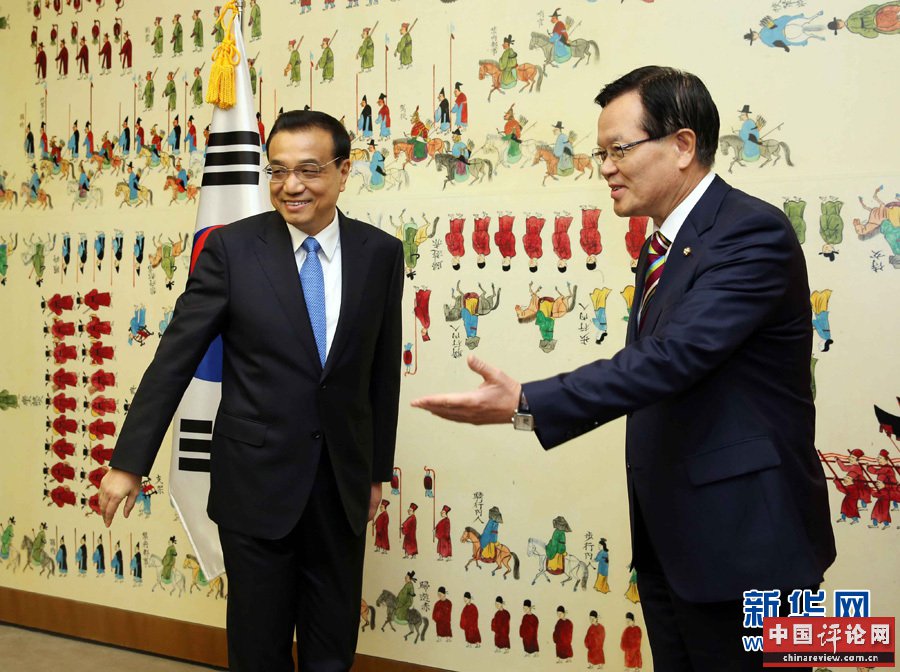 11月1日，国务院总理李克强在首尔国会议事堂会见韩国国会议长郑义和。 新华社记者 刘卫兵 摄
