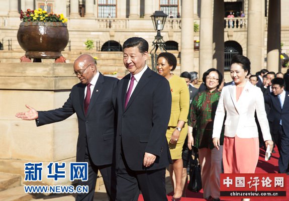 12月2日，国家主席习近平在比勒陀利亚同南非总统祖马举行会谈。这是会谈前，祖马在联邦大厦广场为习近平举行隆重的欢迎仪式。 新华社记者黄敬文 摄
