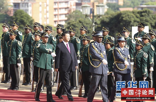 12月2日，国家主席习近平在比勒陀利亚同南非总统祖马举行会谈。会谈前，祖马在联邦大厦广场为习近平举行隆重的欢迎仪式。这是习近平检阅仪仗队。新华社记者 黄敬文 摄
