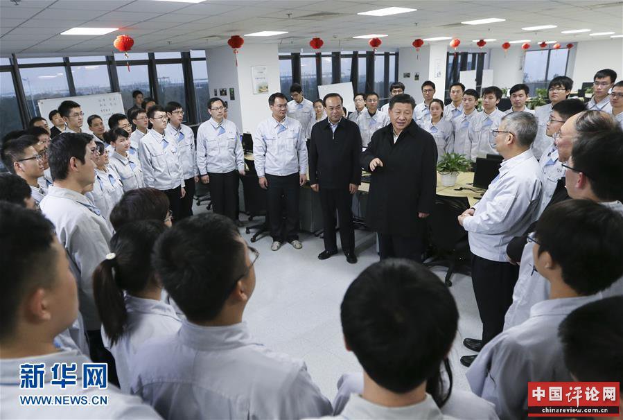 这是1月4日下午，习近平在视察重庆京东方光电科技有限公司技术研发中心时即兴讲话，勉励年轻研发人员在创新上自强奋斗、敢于突破。新华社记者 兰红光 摄 