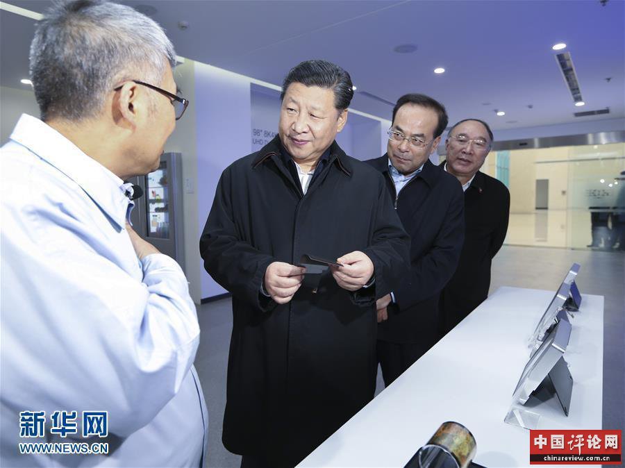 这是1月4日下午，习近平在重庆两江新区果园港看望现场作业人员。新华社记者 李涛 摄