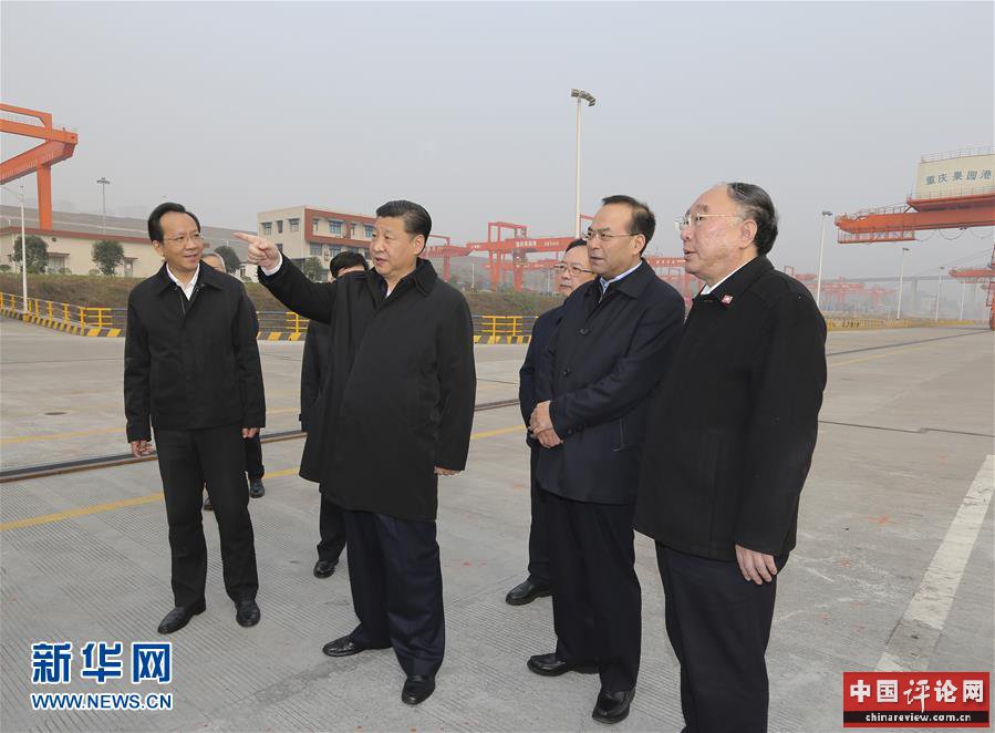这是1月4日下午，习近平在重庆两江新区果园港了解现代化港口群布局情况。新华社记者 兰红光 摄 