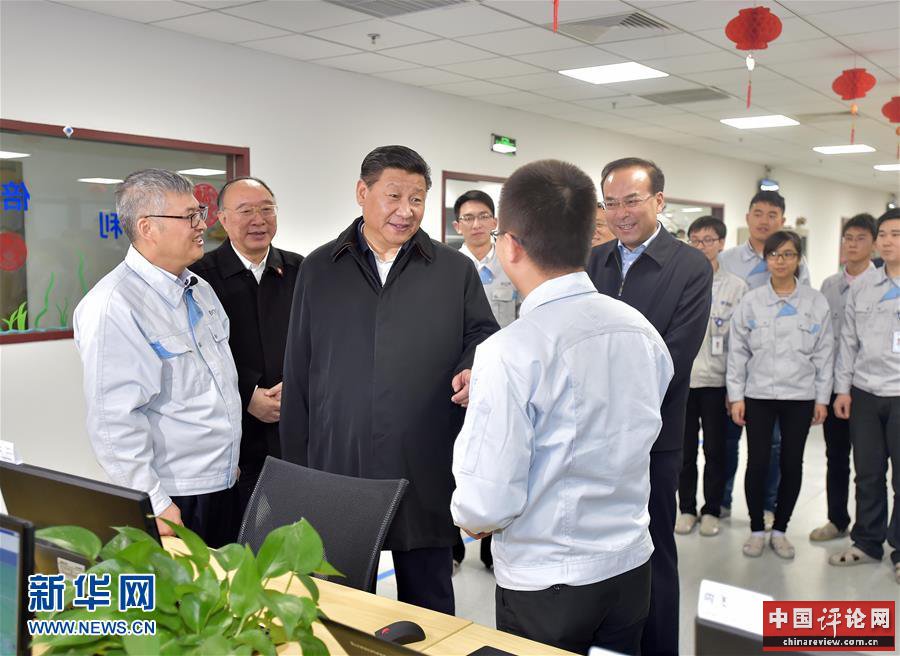 这是1月4日下午，习近平在重庆京东方光电科技有限公司技术研发中心与研发人员交流。新华社记者 李涛 摄 