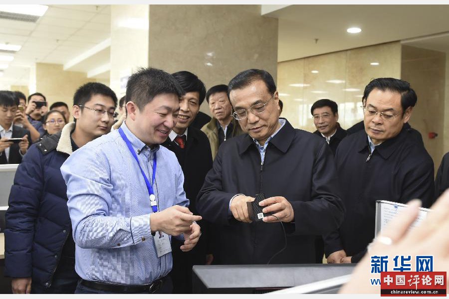 1月4日至5日，中共中央政治局常委、国务院总理李克强在山西省太原市考察。这是1月5日，李克强在清华科技园太原分园考察。 新华社记者 谢环驰 摄