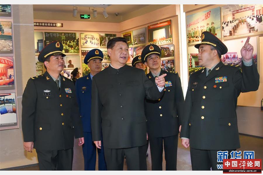 1月5日，中共中央总书记、国家主席、中央军委主席习近平到第13集团军视察。这是习近平视察集团军军史馆。 新华社记者 李刚 摄 