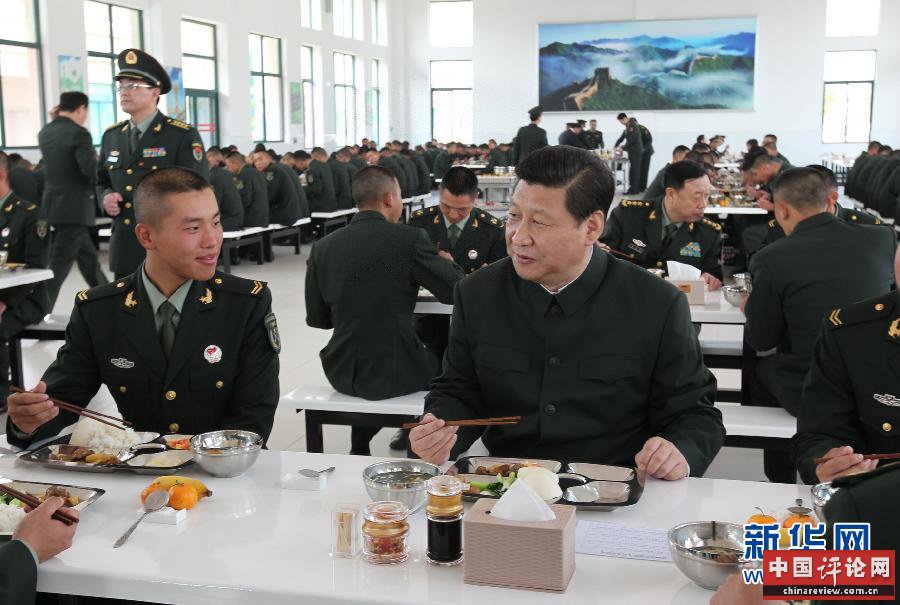 这是2012年12月，习近平视察广州军区时与部队士兵共进午餐。