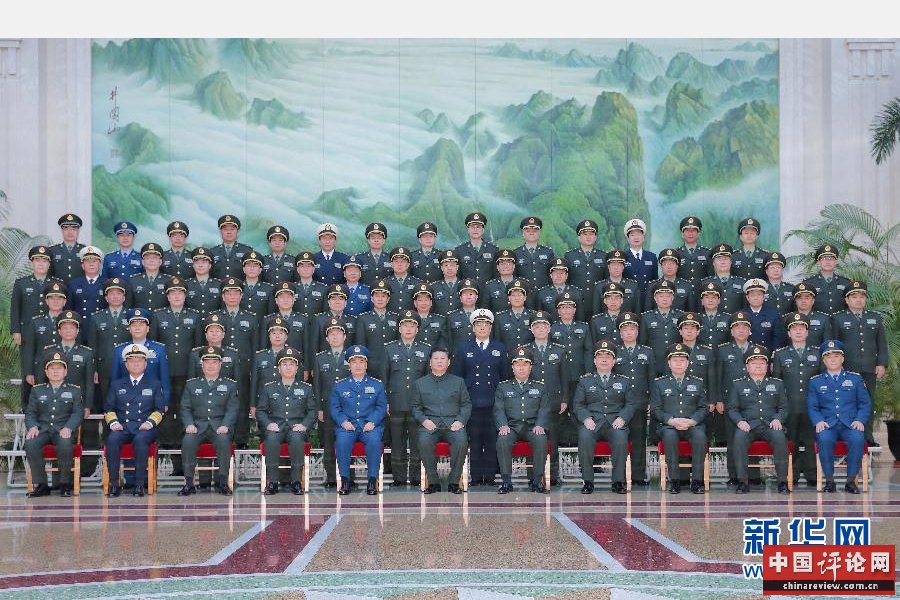 1月11日，中共中央总书记、国家主席、中央军委主席习近平在北京接见调整组建后的军委机关各部门负责同志，代表党中央和中央军委，对新的军委机关成立表示热烈祝贺。这是习近平同大家合影留念。新华社记者李刚摄