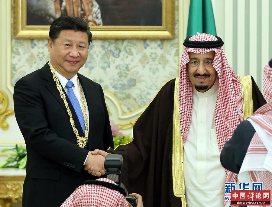 当地时间1月19日，国家主席习近平在利雅得同沙特阿拉伯国王萨勒曼举行会谈。会谈后，萨勒曼国王向习近平授予阿卜杜勒－阿齐兹勋章。新华社记者鞠鹏摄