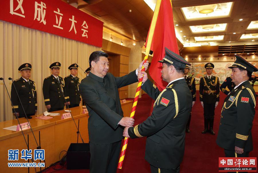 这是习近平将军旗授予北部战区司令员宋普选、政治委员褚益民。新华社记者 李刚 摄
