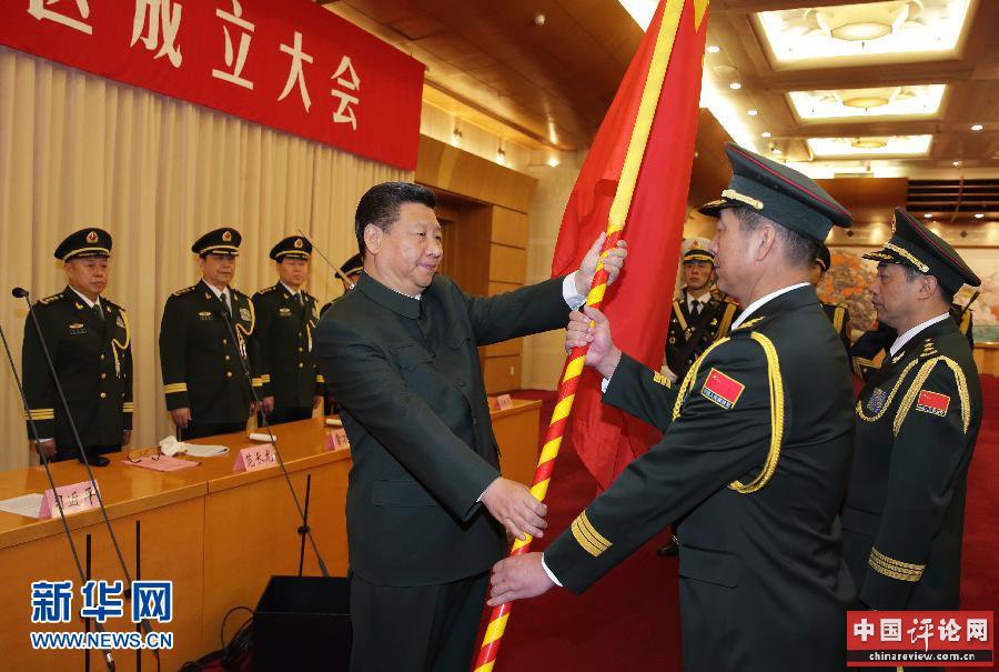 这是习近平将军旗授予西部战区司令员赵宗岐、政治委员朱福熙。新华社记者 李刚 摄