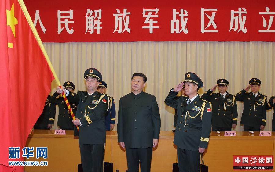 这是习近平将军旗授予中部战区司令员韩卫国、政治委员殷方龙。新华社记者 李刚 摄