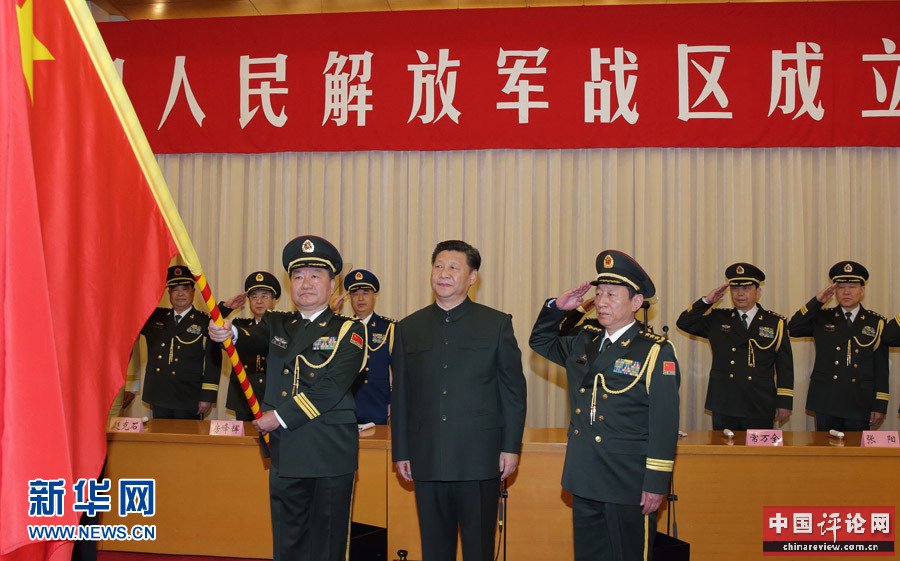 2月1日，中国人民解放军战区成立大会在北京八一大楼隆重举行。中共中央总书记、国家主席、中央军委主席习近平向东部战区、南部战区、西部战区、北部战区、中部战区授予军旗并发布训令。这是习近平将军旗授予南部战区司令员王教成、政治委员魏亮。新华社记者 李刚 摄