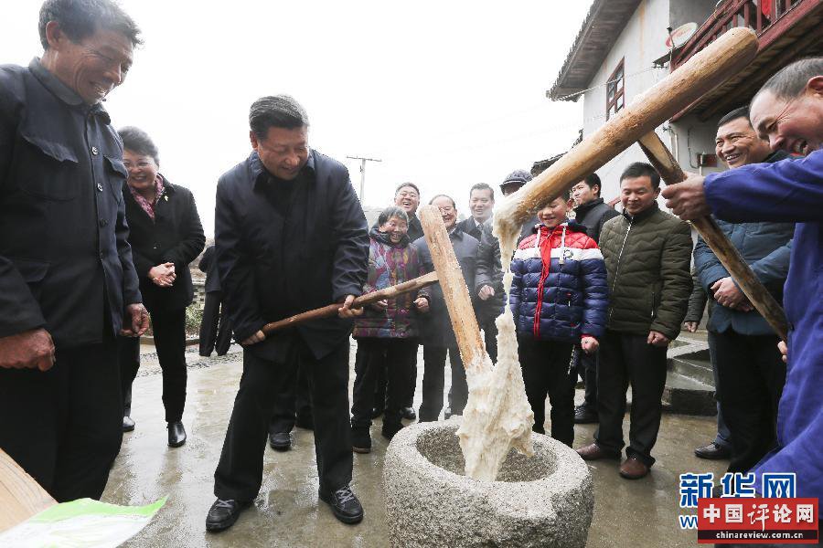这是2月2日，习近平在井冈山市茅坪乡神山村同村民一起打糍粑。新华社记者兰红光摄