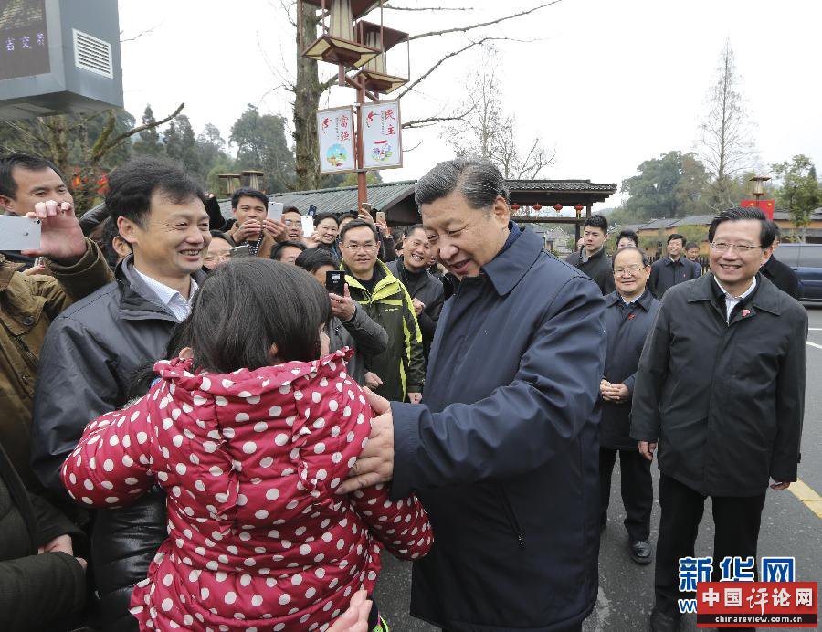 这是2月2日，习近平在井冈山八角楼革命旧址群参观时，与村民们互动。新华社记者兰红光摄