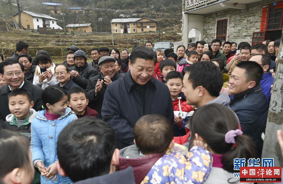 这是2月2日，习近平在井冈山市茅坪乡神山村给乡亲们拜年，祝乡亲们生活幸福、猴年吉祥。新华社记者谢环驰摄