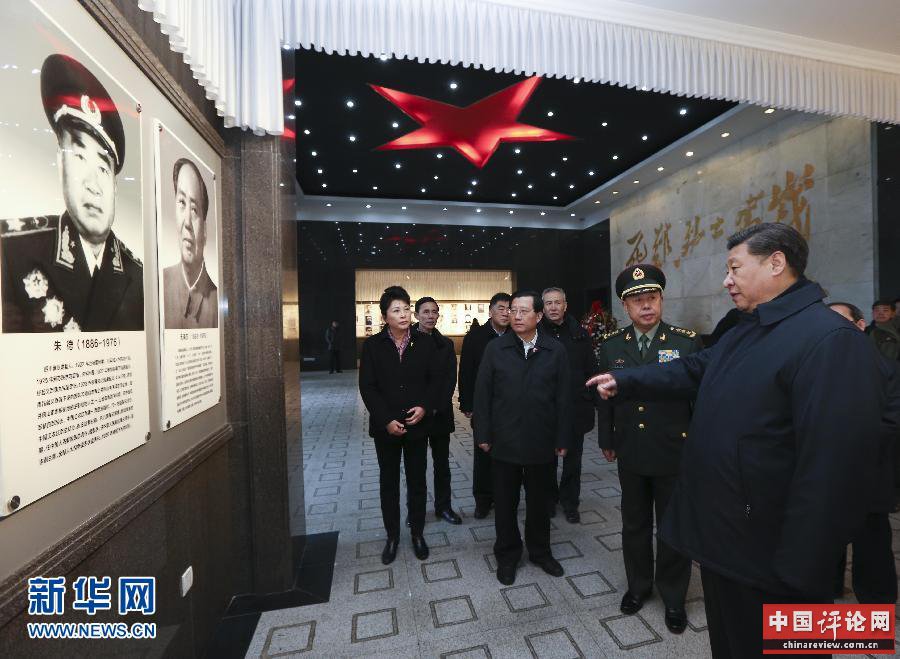 这是2月2日，习近平在井冈山革命烈士纪念堂开国元勋照片墙前凝视。新华社记者兰红光摄