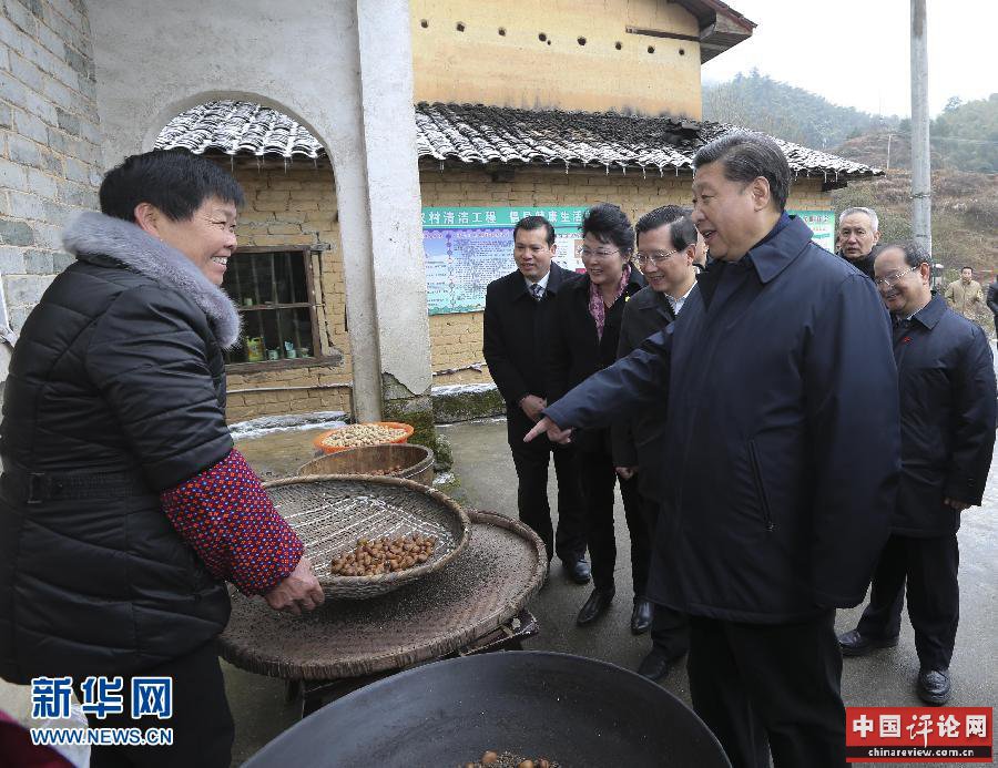 这是2月2日，习近平在井冈山市茅坪乡神山村看望乡亲们。新华社记者兰红光摄
