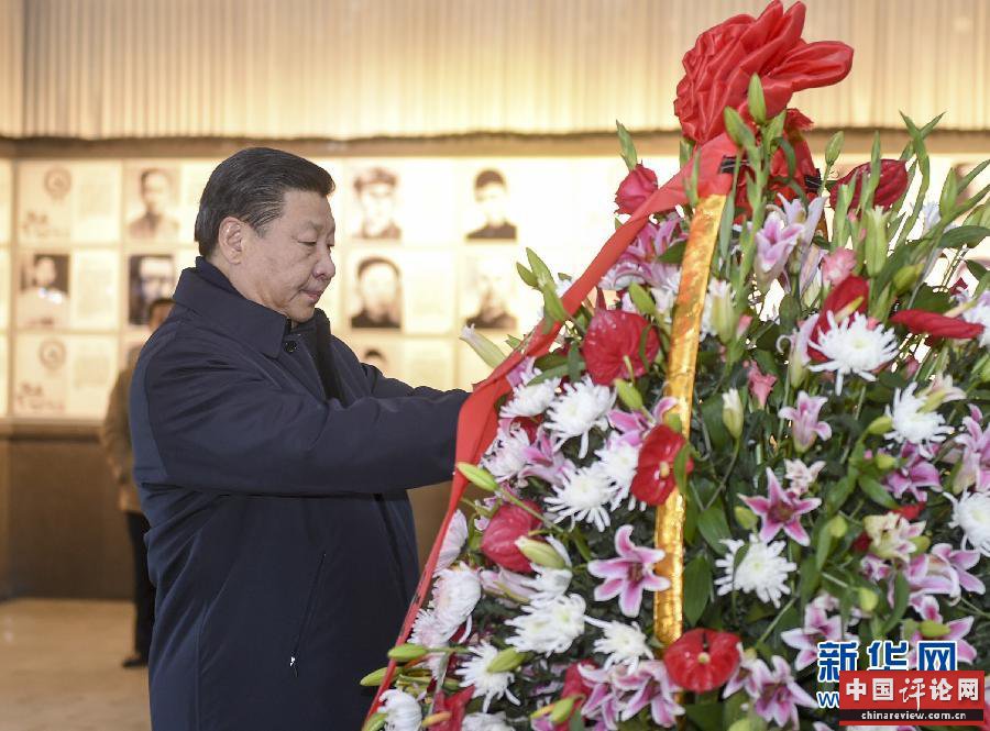这是2月2日，习近平在井冈山革命烈士陵园向革命烈士敬献花篮。新华社记者谢环驰摄