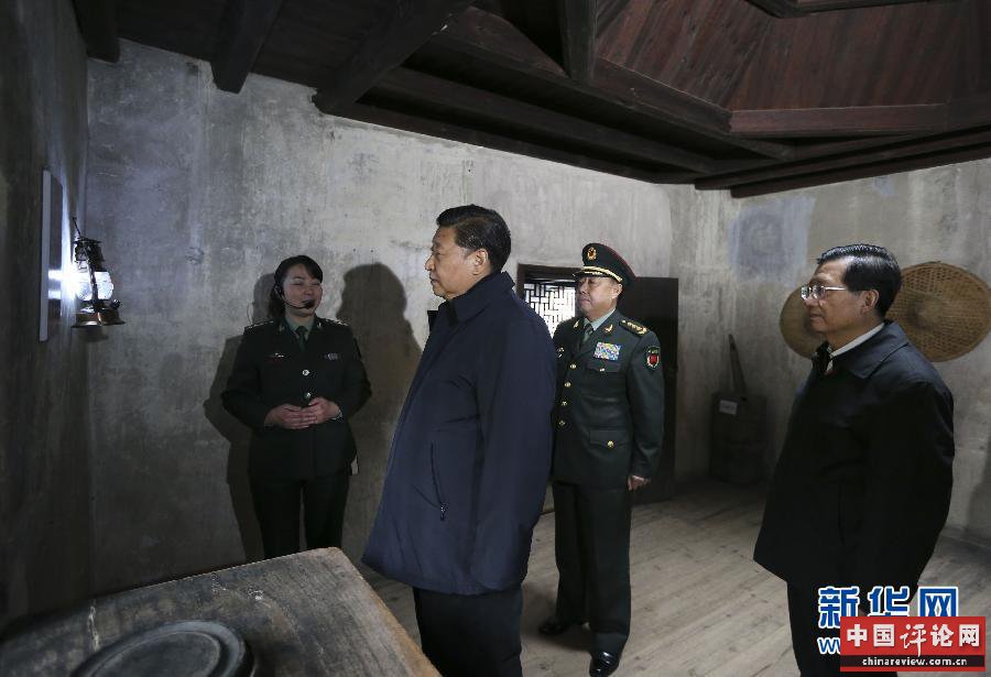 这是2月2日，习近平在井冈山革命烈士陵园向革命烈士敬献花篮。新华社记者谢环驰摄