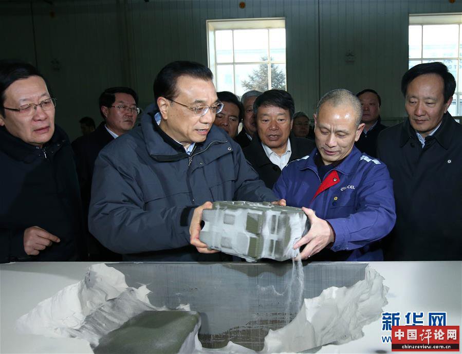 这是2月2日，李克强在共享装备公司了解3D打印产品。 新华社记者 庞兴雷 摄 