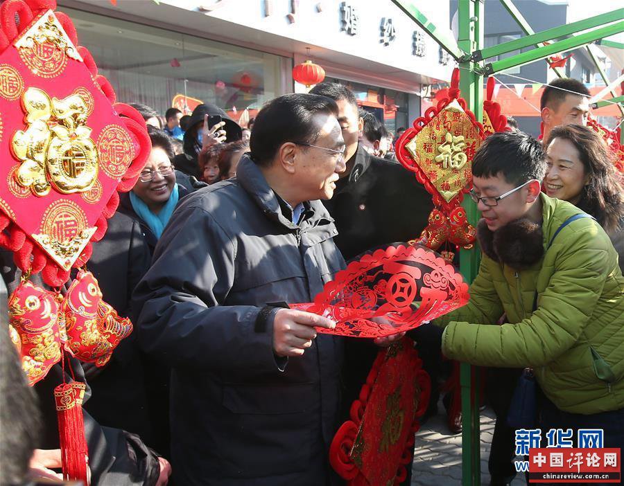 这是2月2日，李克强在银川永宁县南桥市场摊位了解节日市场行情等情况，祝商户们生意更加红火。 新华社记者 庞兴雷 摄 
