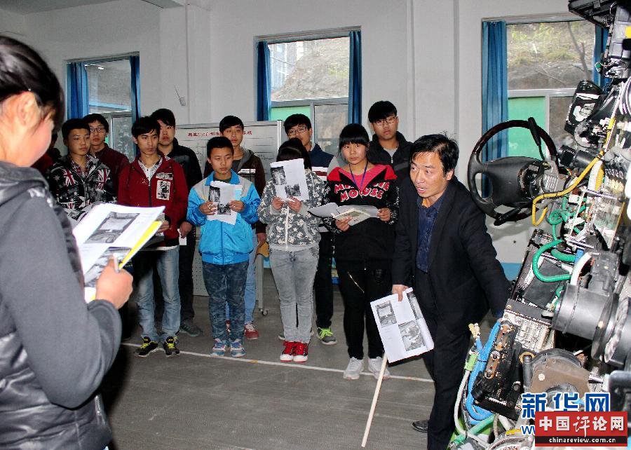 学生在河北阜平县职教中心梦翔汽车培训基地内上实训课（2015年11月18日摄）。新华社发