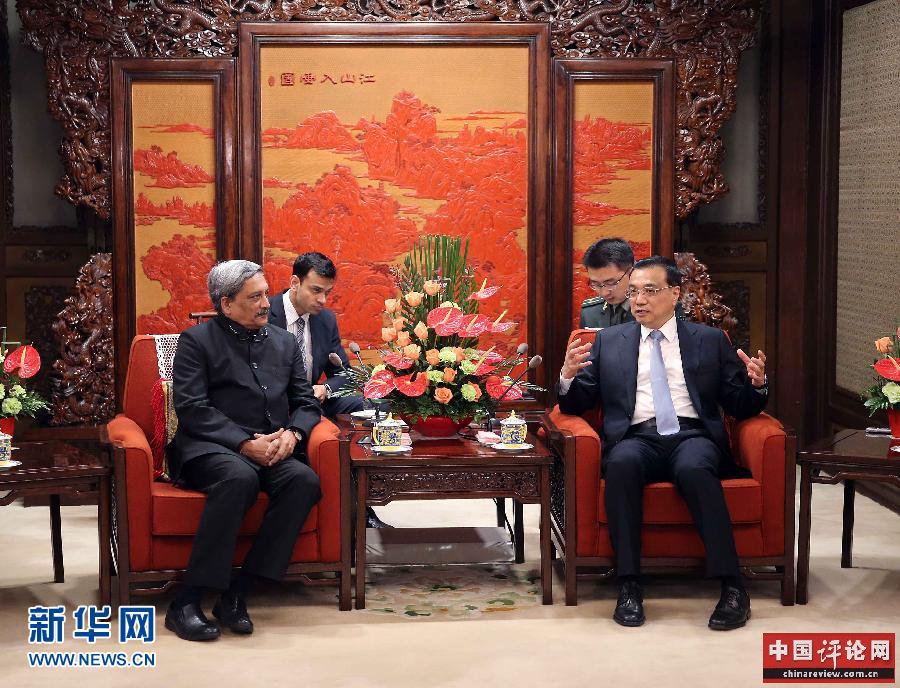 4月19日，国务院总理李克强在北京中南海紫光阁会见印度国防部长帕里卡尔。 新华社记者刘卫兵摄 