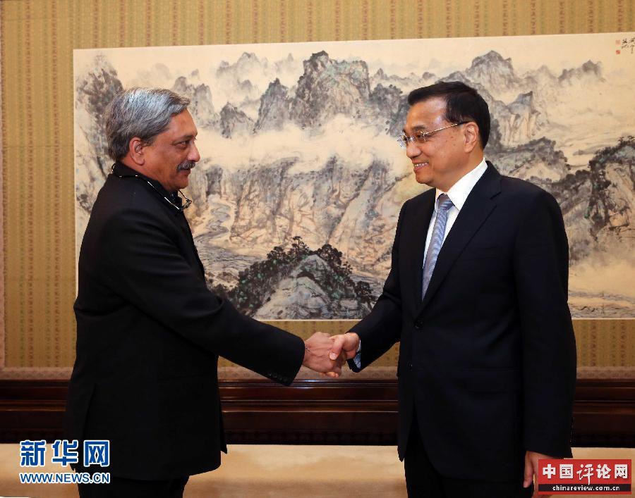 4月19日，国务院总理李克强在北京中南海紫光阁会见印度国防部长帕里卡尔。 新华社记者刘卫兵摄
