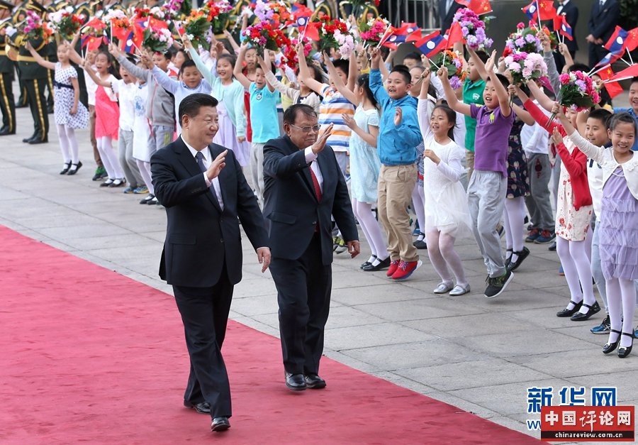5月3日，中共中央总书记、国家主席习近平在北京人民大会堂同老挝人民革命党中央总书记、国家主席本扬举行会谈。这是会谈前，习近平在人民大会堂东门外广场为本扬举行欢迎仪式。 新华社记者 庞兴雷 摄