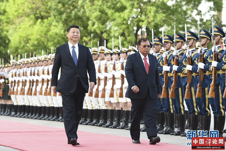 5月3日，中共中央总书记、国家主席习近平在北京人民大会堂同老挝人民革命党中央总书记、国家主席本扬举行会谈。这是会谈前，习近平在人民大会堂东门外广场为本扬举行欢迎仪式。 新华社记者 谢环驰 摄