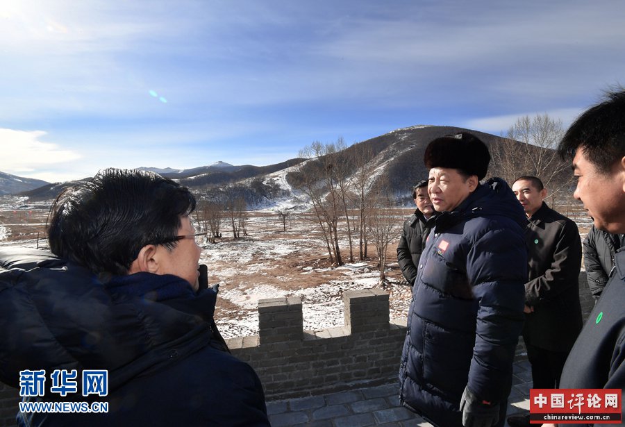 1月23日，中共中央总书记、国家主席、中央军委主席习近平在河北省张家口市考察北京冬奥会筹办工作。这是习近平在冬奥会张家口赛区临时展馆外平台眺望冬奥会相关场地规划用地。新华社记者 李涛 摄