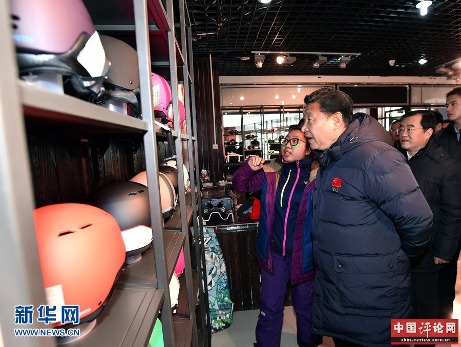 1月23日，中共中央总书记、国家主席、中央军委主席习近平在河北省张家口市考察北京冬奥会筹办工作。这是习近平在云顶滑雪场雪具大厅了解各式雪具的不同功用。新华社记者 李涛 摄