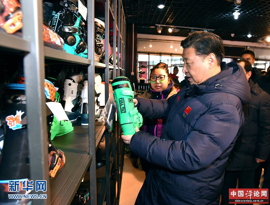 1月23日，中共中央总书记、国家主席、中央军委主席习近平在河北省张家口市考察北京冬奥会筹办工作。这是习近平在云顶滑雪场雪具大厅了解各式雪具的不同功用。新华社记者 李涛 摄