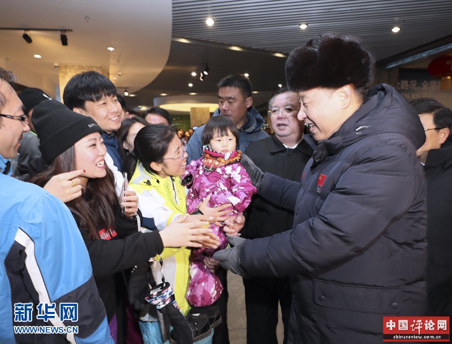 1月23日，中共中央总书记、国家主席、中央军委主席习近平在河北省张家口市考察北京冬奥会筹办工作。这是习近平在云顶滑雪场雪具大厅同游客和滑雪爱好者亲切交谈。新华社记者 兰红光 摄