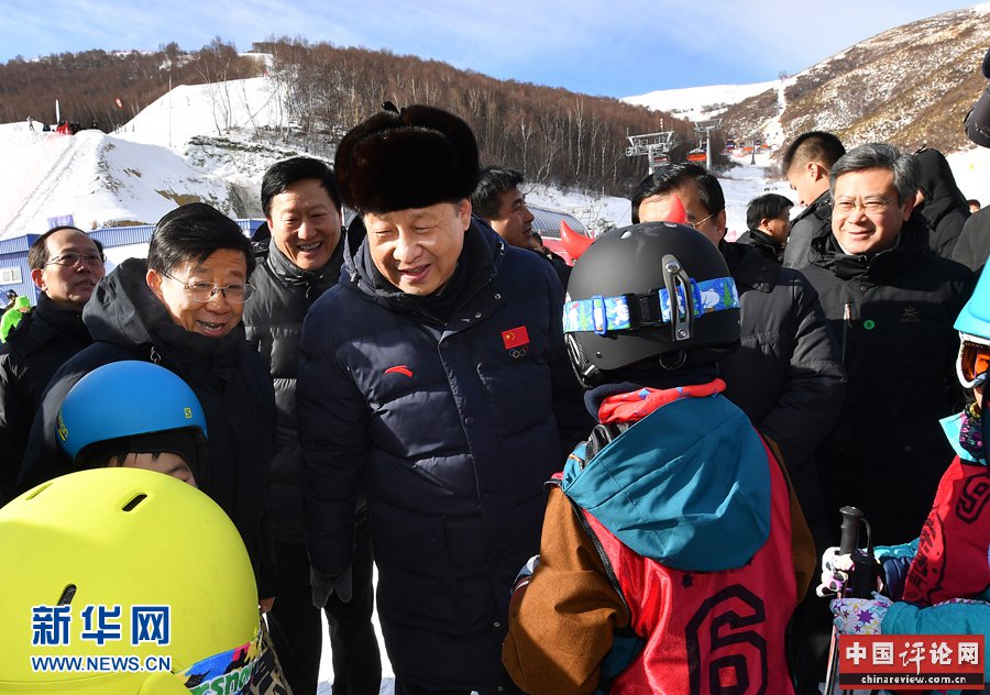 1月23日，中共中央总书记、国家主席、中央军委主席习近平在河北省张家口市考察北京冬奥会筹办工作。这是习近平在云顶滑雪场亲切勉励参加滑雪冬令营的少年儿童。新华社记者 李涛 摄
