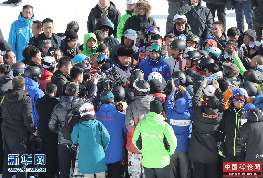 1月23日，中共中央总书记、国家主席、中央军委主席习近平在河北省张家口市考察北京冬奥会筹办工作。这是习近平在云顶滑雪场同正在这里集训的国家滑雪队运动员及滑雪爱好者亲切交谈。新华社记者 王晔 摄