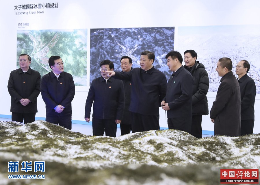 1月23日，中共中央总书记、国家主席、中央军委主席习近平在河北省张家口市考察北京冬奥会筹办工作。这是习近平在冬奥会张家口赛区临时展馆察看规划沙盘。新华社记者 兰红光 摄