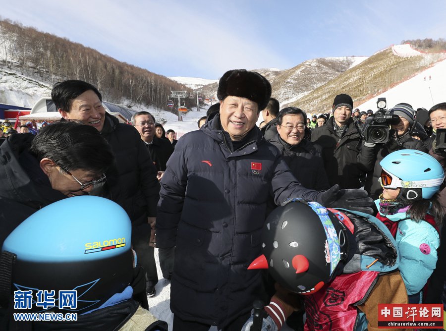 1月23日，中共中央总书记、国家主席、中央军委主席习近平在河北省张家口市考察北京冬奥会筹办工作。这是习近平在云顶滑雪场亲切勉励参加滑雪冬令营的少年儿童。新华社记者 兰红光 摄