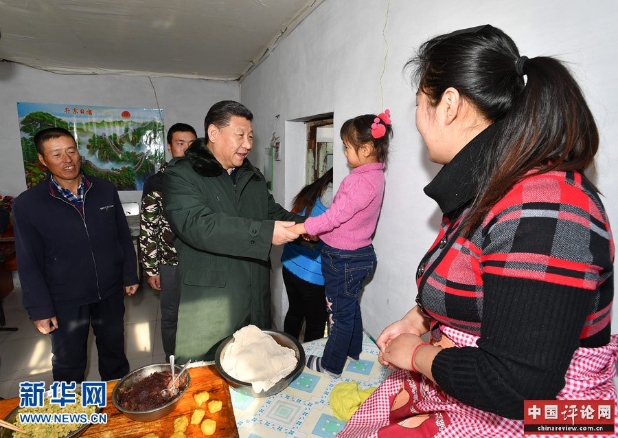 1月24日，中共中央总书记、国家主席、中央军委主席习近平来到河北省张家口市，看望慰问基层干部群众，考察脱贫攻坚工作。这是习近平在张北县小二台镇德胜村村民徐学海家中看望。新华社记者 李涛 摄