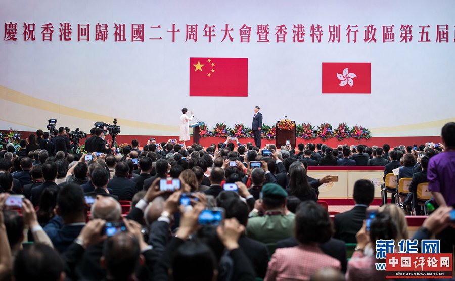 7月1日上午，庆祝香港回归祖国20周年大会暨香港特别行政区第五届政府就职典礼在香港会展中心隆重举行。中共中央总书记、国家主席、中央军委主席习近平出席并发表重要讲话。这是习近平监誓，香港特别行政区第五任行政长官林郑月娥宣誓就职。新华社记者 李涛 摄