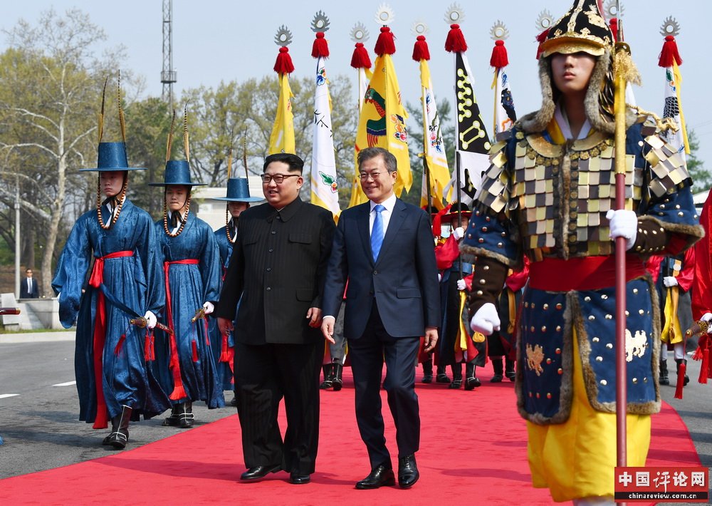 4月27日，朝鲜国务委员会委员长金正恩（中左）与韩国总统文在寅（中右）在板门店出席欢迎仪式。新华社发（韩朝首脑会晤媒体报道团供图）