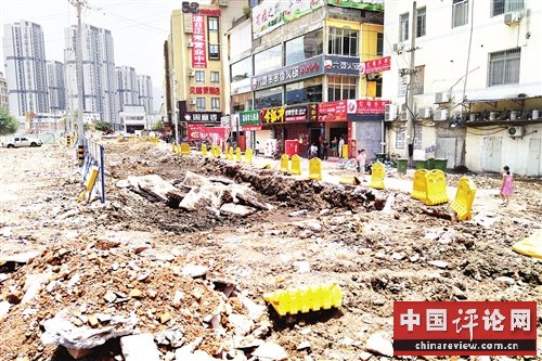 道路正在施工，附近有不少商家（图片来源：海峡都市报）