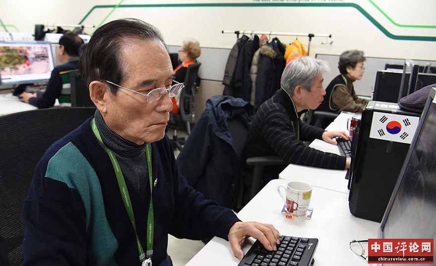 EverYoung公司的员工在工作中