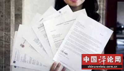 在美国的大学录取制度下，学生可以同时收到多个学校offer，然后在其中选一所学校就读，所以也就不存在“放鸽子”的问题了